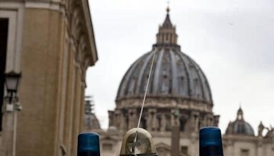 Arresto e Espulsione di un Ricercato Americano a Roma: Minaccia e Resistenza a Pubblico Ufficiale in Vaticano