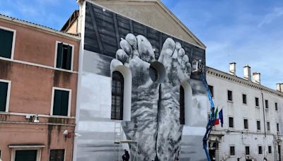 El Vaticano hace visible en Venecia lo que la sociedad esconde tras los muros