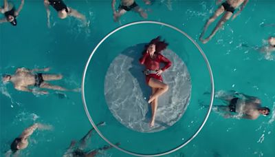 Dua Lipa baila al ritmo de “Illusion” en una piscina barcelonesa