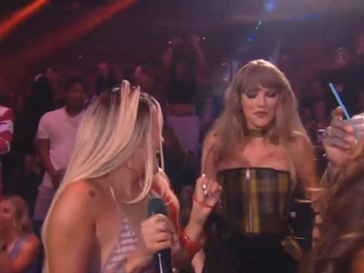 Taylor Swift se rinde ante Karol G y la acompaña con un sensual baile durante los MTV VMAs 2024