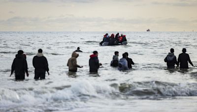 Plus de 700 migrants traversent la Manche en 24 heures, deux morts après un naufrage