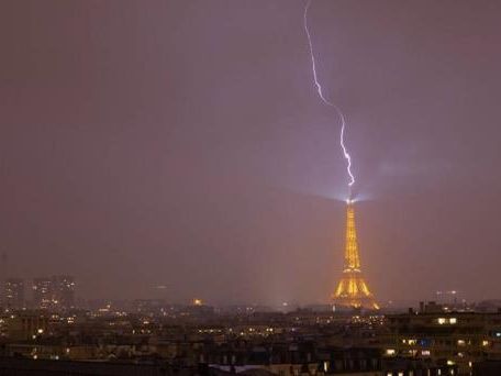 Tormenta eléctrica en París: las impresionantes imágenes de la Torre Eiffel alcanzada por un rayo