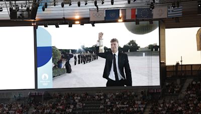 El nadador Léon Marchand protagoniza el inicio de la ceremonia de clausura de los Juegos