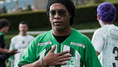 Ronaldinho se puso la camiseta de Atlético Nacional: así fue la reacción de los hinchas Verdolagas