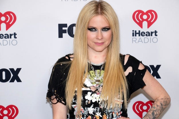 Here’s A Full Breakdown Of The Conspiracy Theory That Avril Lavigne Secretly Died In 2003 And Was Replaced...