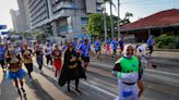 Superhéroes corren en Acapulco, sur de México, para recaudar fondos contra el cáncer