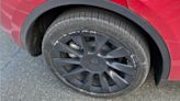 多名車主回報特斯拉 FSD 導致輪框頻頻擦撞路緣石，導致輪轂和輪胎損壞