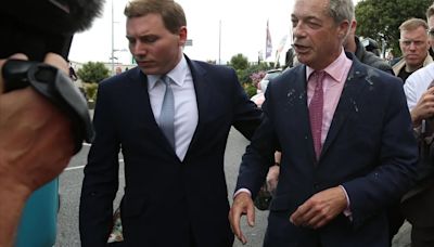 Imputada por agresión la mujer que lanzó un batido al populista Nigel Farage
