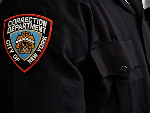 NYC suspende cámaras corporales para guardias penitenciarios tras incendiarse uno