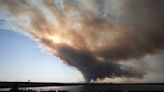 Desalojan a miles por incendios forestales en Canadá