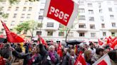 Militantes y simpatizantes del PSOE inundan Ferraz pese a la lluvia para trasladar su apoyo a Pedro Sánchez