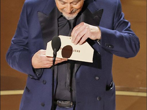 中英對照讀新聞》Al Pacino’s Awkward Best Picture Announcement 艾爾．帕西諾尷尬宣布最佳影片得主 - 中英對照讀新聞 - 自由電子報 專區