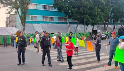 Comerciantes bloquean avenida Circunvalación en Venustiano Carranza