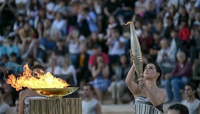 Organizadores de París 2024 reciben la llama olímpica en el Estadio Panatenaico en Atenas