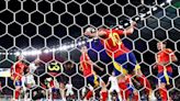 La milagrosa salvada de España sobre la línea que les da el título de la Eurocopa - La Tercera