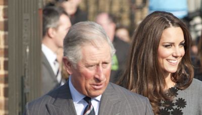 El gesto de apoyo entre el rey Carlos III y Kate Middleton: paseaban juntos y charlaban durante su estancia en el hospital