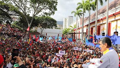 Machado reapareció en la marcha opositora para desafiar al chavismo y Maduro redobló sus amenazas