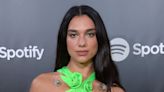 Dua Lipa genera debate después de asistir a una boda con un vestido de encaje transparente casi blanco