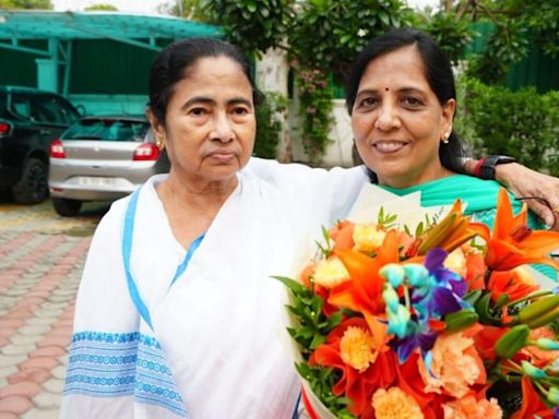 Mamata meets Kejriwal’s wife Sunita as she arrives in Delhi for NITI Aayog meeting, says ‘will stage walkout if...’ | Mint