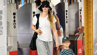 Jennifer Lawrence, una superestrella de Hollywood que viaja en metro ¡con su hijo!