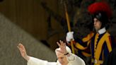 Benedicto XVI, el papa teólogo que no consiguió vencer a los cuervos