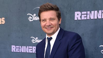 Jeremy Renner fue 'tratado como un niño' después de su accidente con un quitanieves