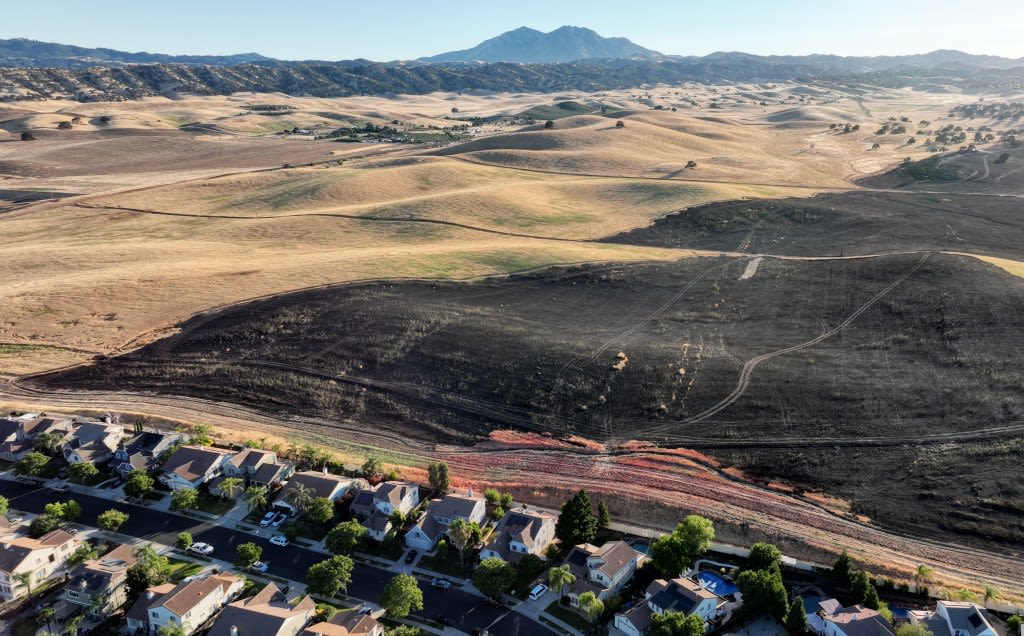 Vegetation fire quickly burns 255 acres in Brentwood