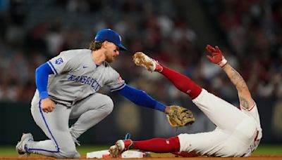 Adam Frazier hits a clutch 2-run homer in the 9th inning of the Royals' 2-1 victory over the Angels