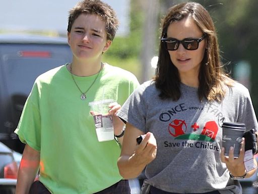 Jennifer Garner hits up Farmshop in Santa Monica with middle child Fin