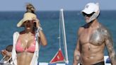 ¡Ninel Conde mostrando mucha piel en la playa mientras su marido esconde la cara!