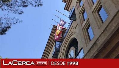 Las banderas del Ayuntamiento de Albacete ondean a media asta en señal de duelo por el fallecimiento del que fuera presidente de la Diputación Provincial, Emigdio de Moya