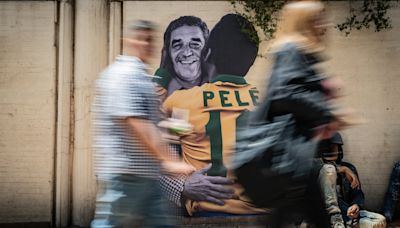 El beso de Pelé a Gabriel García Márquez: la postal de la FILBo salta a las calles de Bogotá