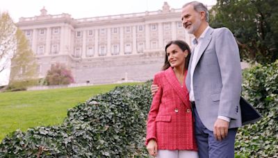 Los gestos de cariño de Felipe VI y Letizia en el posado que han protagonizado por su 20 aniversario de boda junto a sus hijas