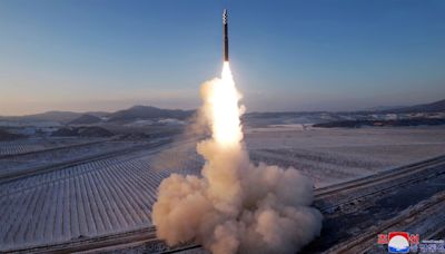 Coreia do Norte lança um míssil balístico no Mar do Japão, diz agência