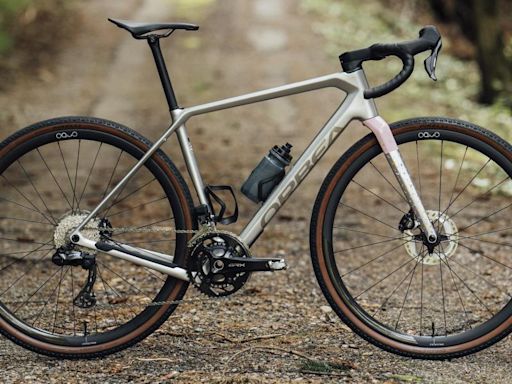 Descubre la Orbea Terra M20i Team equipada con la nueva transmisión Shimano GRX Di2 electrónica