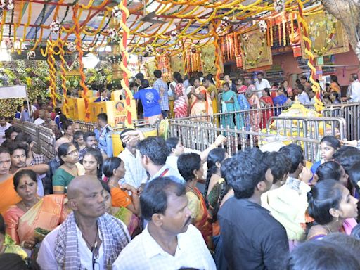 Indrakeeladri in Vijayawada witnesses huge rush on second day of Dasara festival