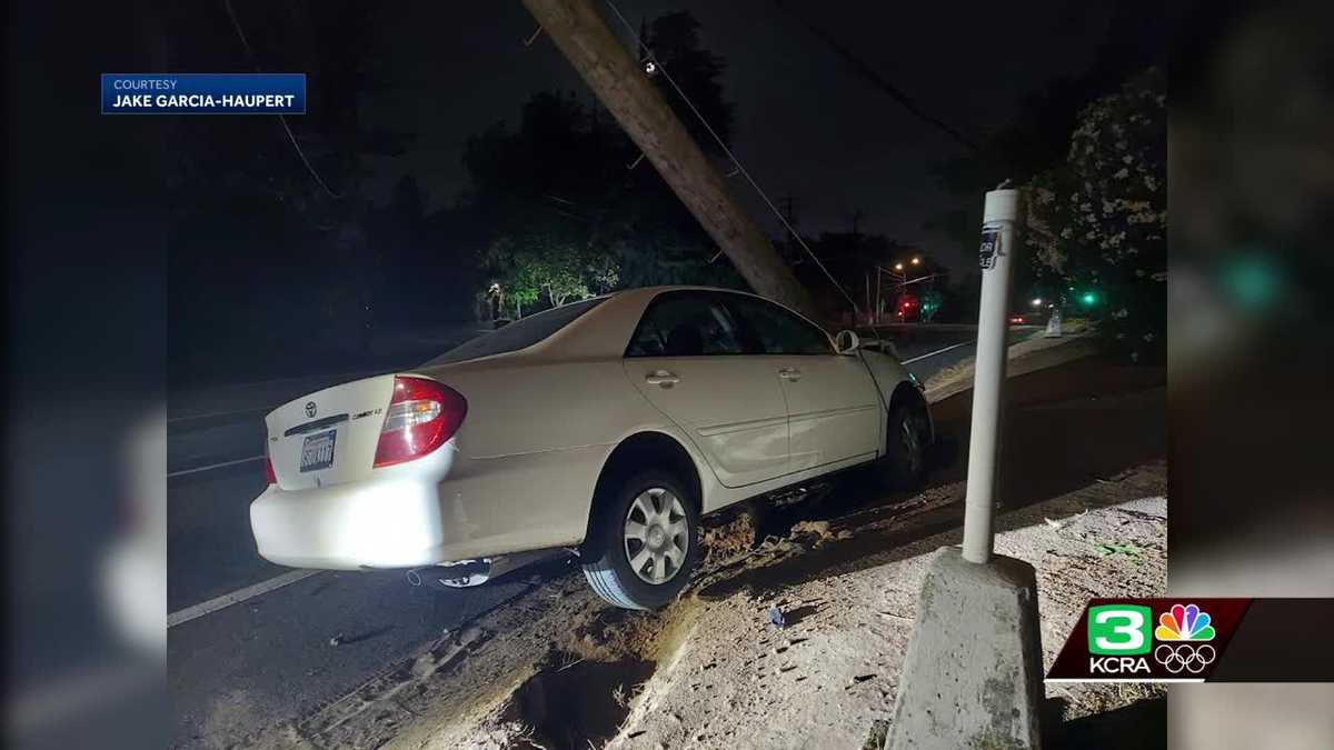 Car crashes into pole on ﻿Greenback Lane in Orangevale