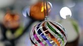 Esferas artesanales elaboradas en centro de México marcan la magia navideña