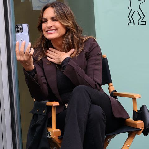 Mariska Hargitay Takes a FaceTime Break While Filming “Law & Order” in N.Y., Plus Blake Lively, Ryan Reynolds and More