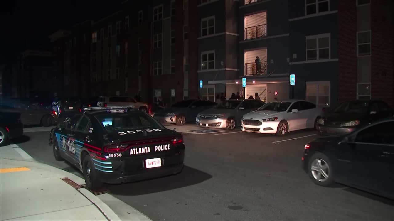 Man found shot to death in stairwell at Atlanta apartments