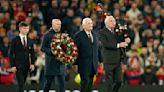 Jugadores y aficionados del Manchester United rinden tributo a Bobby Charlton
