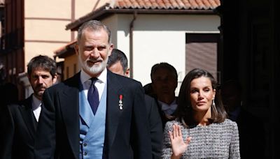 La reina Letizia estrena el vestido de 'tweed' desflecado perfecto para las invitadas más clásicas