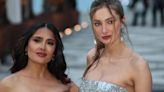 PHOTOS Salma Hayek et sa ravissante belle-fille Mathilde recouvertes de paillettes, sirènes du puissant François Henri-Pinault