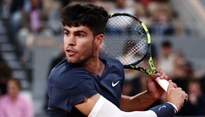 Alcaraz y Tsitsipas pasan a tercera ronda del Abierto de Francia cediendo un set