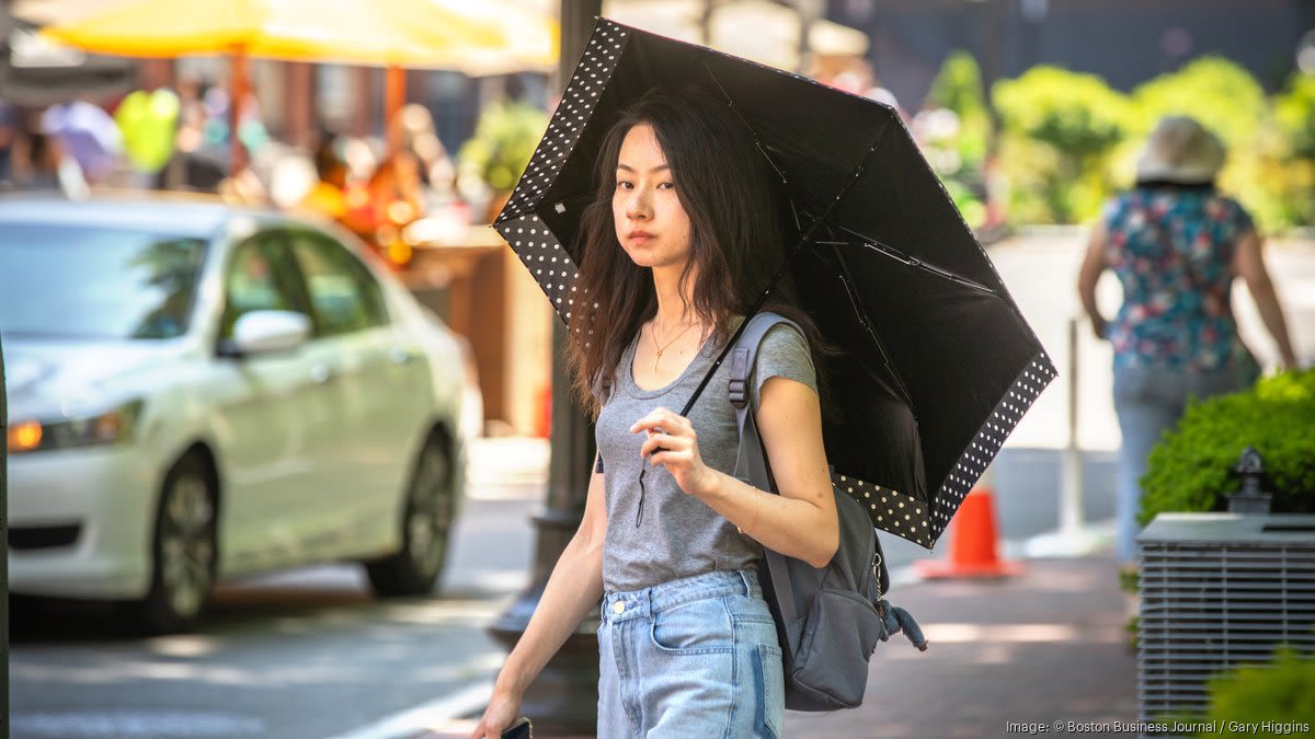 Boston workers bask in first warm weather of 2024 (Photos) - Boston Business Journal