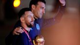 Argentinos reciben como héroes a Messi y jugadores que lograron Copa del Mundo