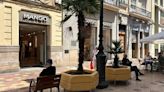 El Ayuntamiento de València instala los primeros bancos en la comercial calle don Juan de Austria