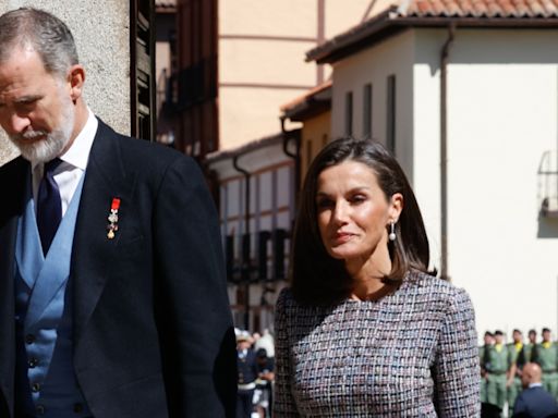 Doña Letizia reaparece en el Premio Cervantes completamente recuperada de su dolencia: la Reina vuelve a llevar tacones