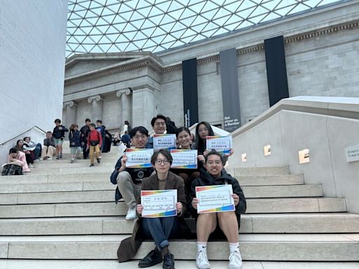 倫敦台灣人於英國大英博物館前舉牌集合拍照 (圖)