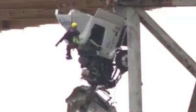 Una camionera queda suspendida 23 metros sobre un río al perder el control de su vehículo